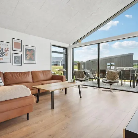 بيت للعطل 4 Bedroom Stunning In *